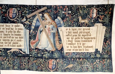 Colgadura del Apocalipsis (1373-1383), ángeles portando instrumentos de la Pasión.
