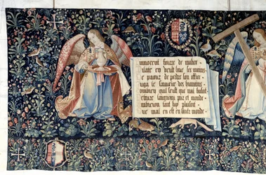 Colgadura del Apocalipsis (1373-1383), ángeles portando instrumentos de la Pasión.