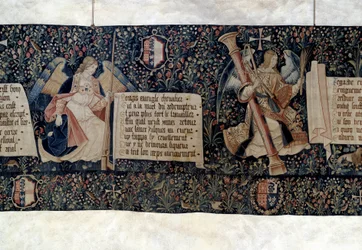 Colgadura del Apocalipsis (1373-1383), ángeles portando instrumentos de la Pasión.