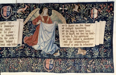 Colgadura del Apocalipsis (1373-1383), ángeles portando instrumentos de la Pasión.