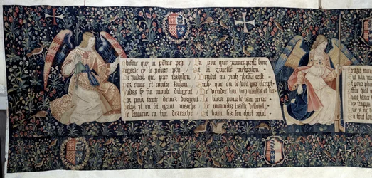 Colgadura del Apocalipsis (1373-1383), ángeles portando instrumentos de la Pasión.