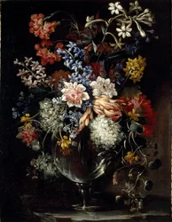 Flores en un jarrón sobre una repisa