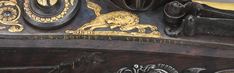 (detalle) de uno de un par de pistolas de chispa con montura de plata, Versalles, 1825