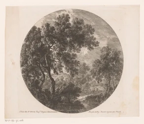 Paisaje forestal con dos hombres detrás de la manada.