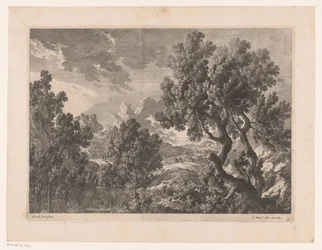 Paisaje rocoso con árboles junto al agua.