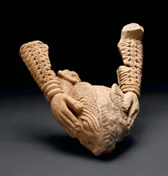 Brazos sosteniendo cabeza de animal, Owo (terracota)