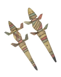 Figuras de cocodrilos talladas en madera decoradas con motivos geométricos pintados de rojo, verde y negro, pueblo hausa, Kano, norte de Nigeria