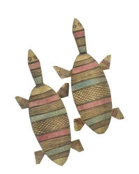Figuras de tortugas de madera tallada decoradas con patrones geométricos pintados de rojo, verde y negro, pueblo hausa, Kano, norte de Nigeria
