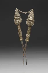 Tenazas figuradas para rituales de la Sociedad Oshugbo