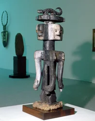 Artes populares “Ijo” (Nigeria). Escultura que representa un personaje de culto, probablemente un dios fálico.