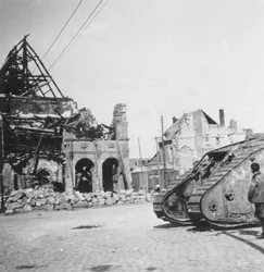Tanque británico frente a edificios en ruinas, Peronne, Francia, Primera Guerra Mundial