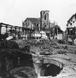 Exterior dañado de la Iglesia de St Vaast, Armentières, Francia, Primera Guerra Mundial, c. 1914-c. 1918
