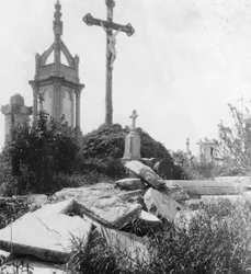 Tumbas dañadas, antiguo cementerio comunal, Ypres, Bélgica, Primera Guerra Mundial