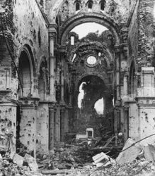 Interior dañado de la Catedral de Albert, Francia, Primera Guerra Mundial, c1914-c1918