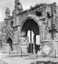Ruinas de la catedral, Ypres, Bélgica, Primera Guerra Mundial, c1914-c1918