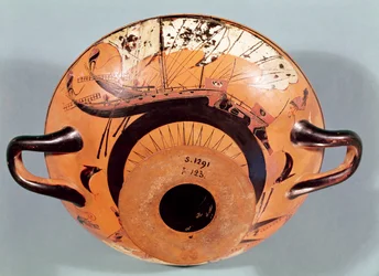Copa de figuras negras áticas que representa barcos griegos, c.520 a.C.