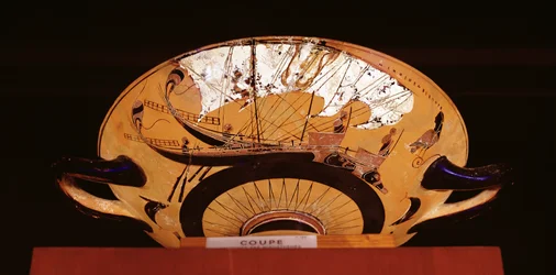 Detalle del exterior de una copa de figuras negras áticas que representa un barco griego, c.520 a.C.