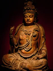 Escultura de madera pintada de un Bodhisattva, dinastía Song (960-1279), Museo Nacional de Shanghái. Fotografía de Léonard de Selva, China, 2006.
