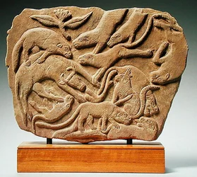 Relieve que representa perros derribando una vaca, siglo IV-V
