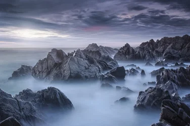 Rocas oceánicas brumosas