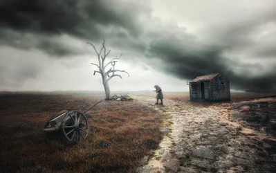 Figura solitaria, cielo tormentoso