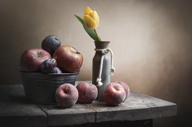 Naturaleza muerta rústica con frutas