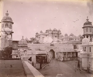 Vista del Palacio de la Ciudad, con la puerta de entrada en primer plano, Udaipur
