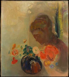 Mujer con un jarrón de flores