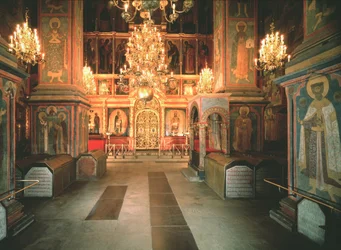 Interior de la Catedral del Arcángel Miguel en el Kremlin de Moscú