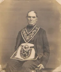 Retrato de un hombre con atuendo masónico
