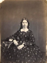 Mujer joven sentada