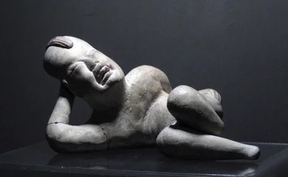 Figurilla de bebé olmeca acostado, Villa Nueva