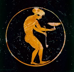 Copa ática de figuras rojas con una joven desnuda con copa y cucharón en el interior, 520 a. C.
