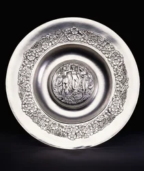 Primavera, un gran plato de agua de rosas de plata de Ramsden y Carr