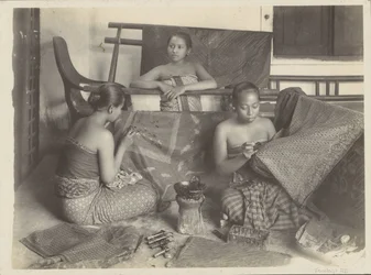 Tres mujeres indias batiking