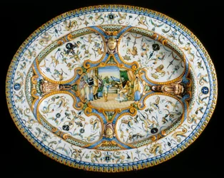 Bandeja con grutescos del taller de Orazio Fontana conservada en el Museo Nazionale del Bargello, Florencia