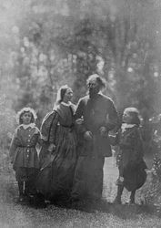 Alfred, Lord Tennyson con su esposa Emily y dos hijos, Hallam y Lionel, c.1862 (impresión de albúmina)