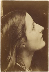 [Retrato de una mujer de perfil]