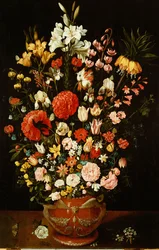 Tulipanes, lirios, iris, rosas, claveles, peonías y otras flores en una urna de terracota esculpida