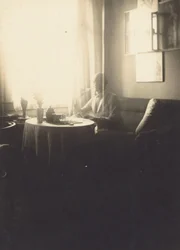 [Oskar Schlemmer sentado a la mesa con servicio de café en la Prellestrasse].