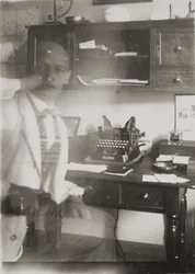 [Autorretrato ante la máquina de escribir, estudio de Prellerstrasse]