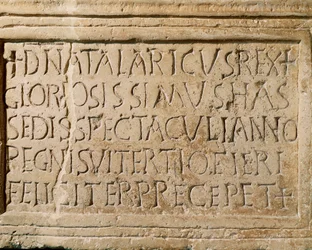 Civilización bárbara: inscripción del reinado del rey ostrogodo Atalarico (516-534 d.C.) que testimonia la existencia de un teatro en Ticinum (actual Pavía). Siglo VI. Musei Civici, Sezione Archeologia, Pavía, Italia