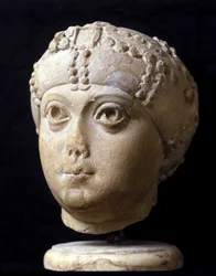 Cabeza de mármol de Amalasonte (Amalasunta) reina de los ostrogodos (muerta en 535), hija de Teodorico el Grande, rey de los ostrogodos.