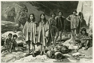 Tipos de indios de las Cordilleras de Ecuador, a la izquierda, en el fondo, Yumbos de Nanegal, en primer plano Lojanos, en el medio una pareja de Zaparos, a la derecha, guerreros Jívaros. Grabado por Tofani, basado en documentos, para ilustrar la historia