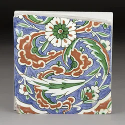 Un azulejo parcial de cerámica de Iznik, Turquía otomana, finales del siglo XVI