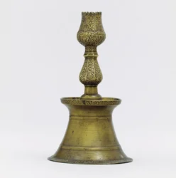 Un candelabro de latón otomano, el cuello con decoración incisa de arabescos que se eleva en forma de tulipán