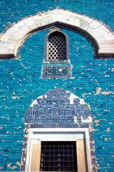 Vista del portal del mausoleo verde