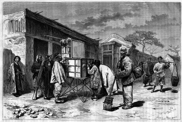 Actividad en las calles de Pekín (Beijing), con un diorama del siglo XIX. Grabado de un dibujo de Sellier, de una fotografía de Thomson, en “Le Tour du Monde, Nouveau journal des Voyages”, editado por Edouard Charton, París