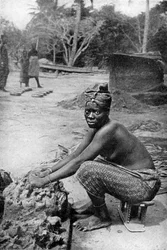 Una alfarera de la Costa de Oro y su arcilla, Ghana, África Occidental, 1922