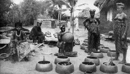 Mujeres Fanti haciendo cerámica, Elmina, Ghana, 1922